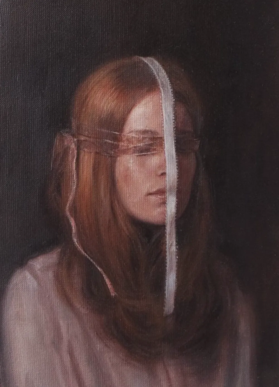 安娜·马迪亚是一位意大利当代具象画家，以高度写实却富有情绪深度的人物绘画而受到关注。她的作品多以女性形象为核心，画面构图克制而亲密，人物常处于沉思、停顿或自我凝视的状态之中。马迪亚擅长运用柔和而精准的…