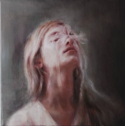 安娜·马迪亚是一位意大利当代具象画家，以高度写实却富有情绪深度的人物绘画而受到关注。她的作品多以女性形象为核心，画面构图克制而亲密，人物常处于沉思、停顿或自我凝视的状态之中。马迪亚擅长运用柔和而精准的…