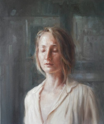 安娜·马迪亚是一位意大利当代具象画家，以高度写实却富有情绪深度的人物绘画而受到关注。她的作品多以女性形象为核心，画面构图克制而亲密，人物常处于沉思、停顿或自我凝视的状态之中。马迪亚擅长运用柔和而精准的…