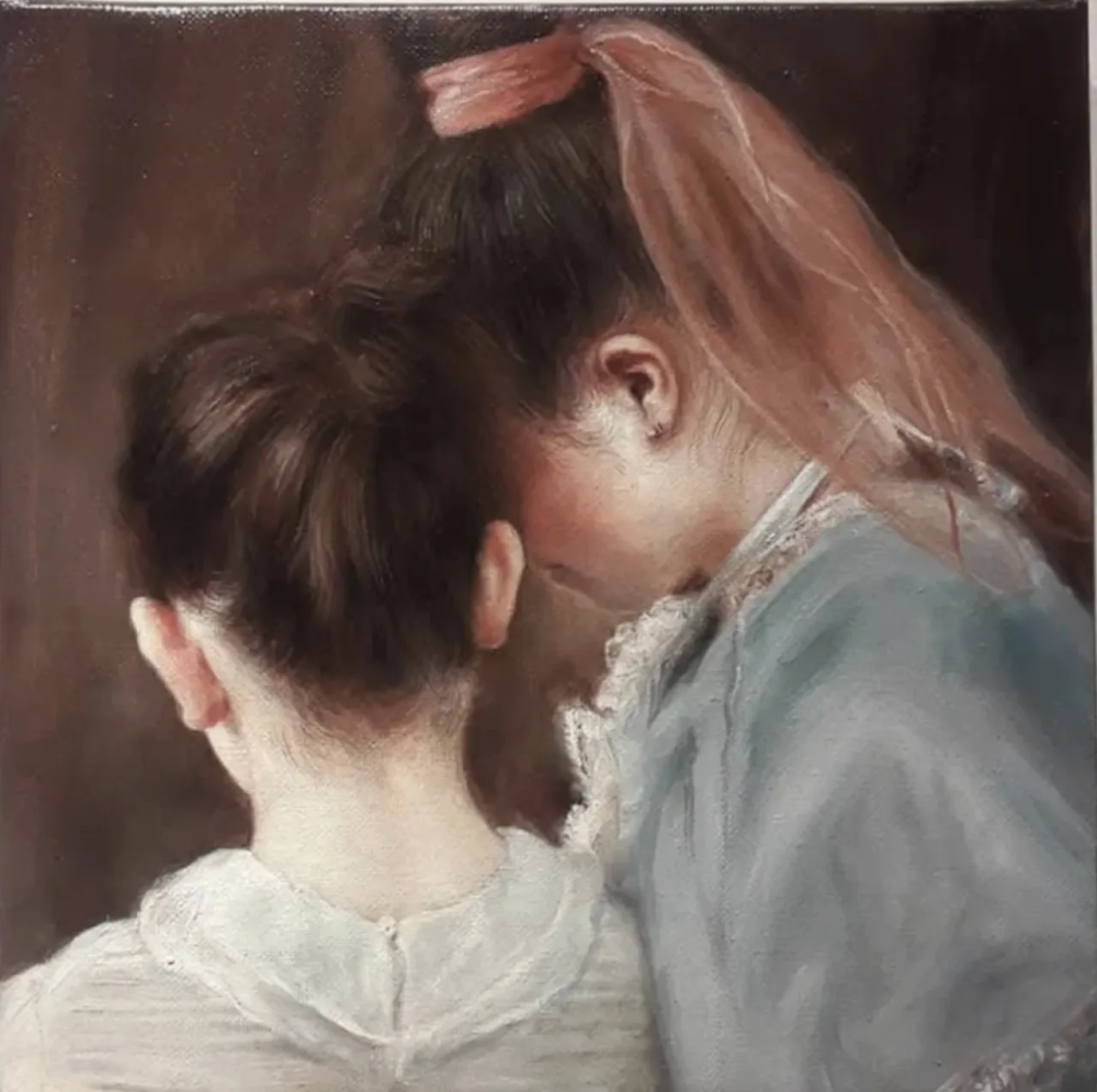 安娜·马迪亚是一位意大利当代具象画家，以高度写实却富有情绪深度的人物绘画而受到关注。她的作品多以女性形象为核心，画面构图克制而亲密，人物常处于沉思、停顿或自我凝视的状态之中。马迪亚擅长运用柔和而精准的光线、细腻的肤色层次与低饱和度的色彩，使画面在写实基础上呈现出安静、内省且略带脆弱感的氛围。