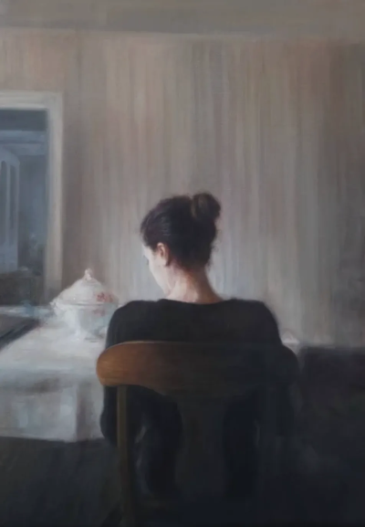 安娜·马迪亚是一位意大利当代具象画家，以高度写实却富有情绪深度的人物绘画而受到关注。她的作品多以女性形象为核心，画面构图克制而亲密，人物常处于沉思、停顿或自我凝视的状态之中。马迪亚擅长运用柔和而精准的…