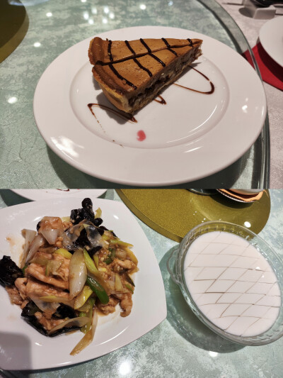 花园大饭店
过油肉比我以前在太原吃的那家店味道更淡，沙棘汁不错
2025.12.29