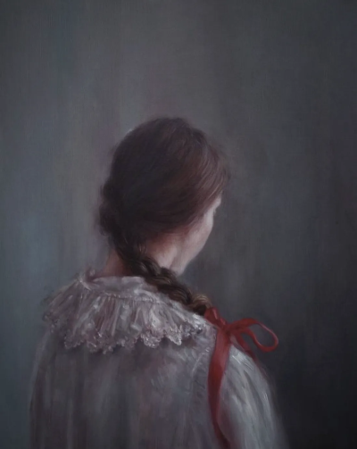 安娜·马迪亚是一位意大利当代具象画家，以高度写实却富有情绪深度的人物绘画而受到关注。她的作品多以女性形象为核心，画面构图克制而亲密，人物常处于沉思、停顿或自我凝视的状态之中。马迪亚擅长运用柔和而精准的…