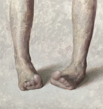 艾娜·克洛塔斯是一位西班牙当代画家，以敏感而克制的具象绘画语言而受到关注。她的作品多以人物，尤其是女性形象为核心，画面氛围安静而内省，人物常处于沉思、停顿或情绪尚未明朗的瞬间。克洛塔斯擅长运用柔和的色…