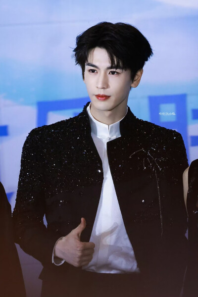 cr.WildBluebell·张凌赫