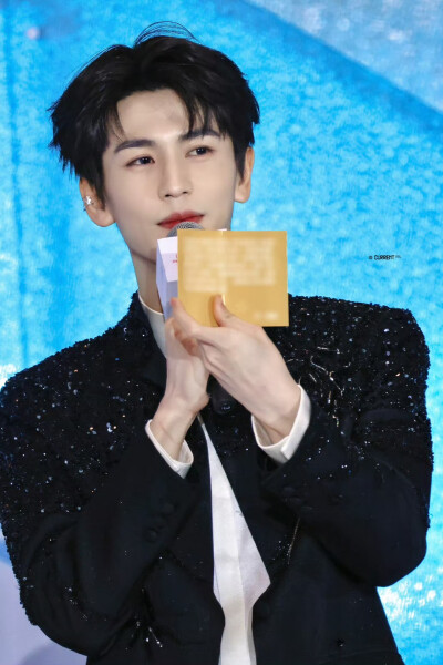 cr.Current丨张凌赫