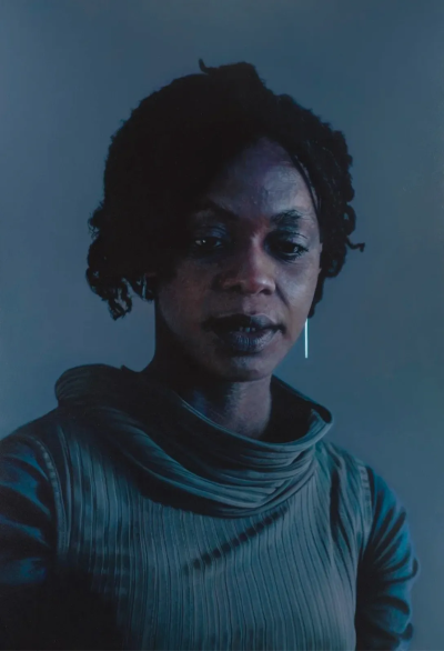 克雷格·怀利是一位英国当代画家，以兼具写实基础与观念意识的具象绘画而受到关注。他的作品多以人物为核心，画面往往处于现实与心理空间之间，带有一种安静却略显不安的氛围。怀利擅长运用克制的色彩、清晰而略带冷…