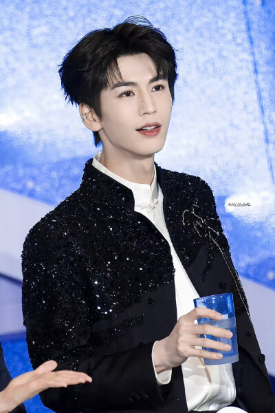 cr.WildBluebell·张凌赫