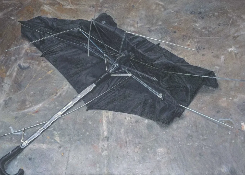 克雷格·怀利是一位英国当代画家，以兼具写实基础与观念意识的具象绘画而受到关注。他的作品多以人物为核心，画面往往处于现实与心理空间之间，带有一种安静却略显不安的氛围。怀利擅长运用克制的色彩、清晰而略带冷感的造型方式，以及经过精心安排的构图，使人物看似平静，却在姿态与目光中透露出内在张力。