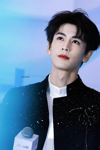 cr.WildBluebell·张凌赫