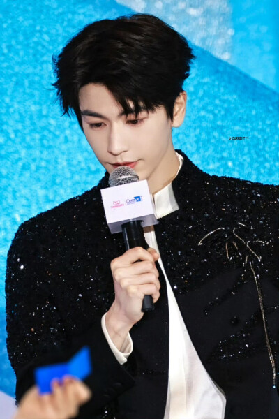 cr.Current丨张凌赫