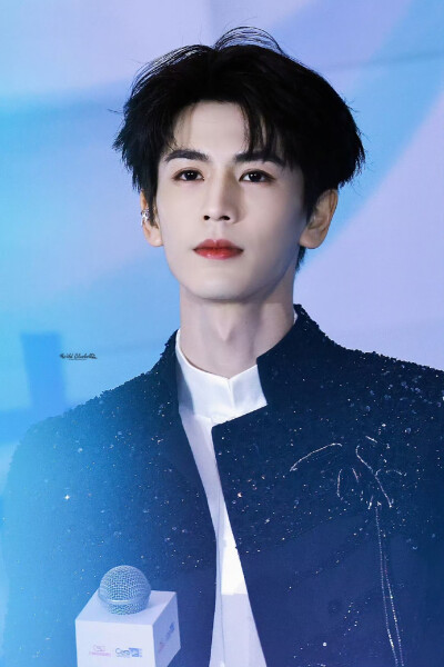 cr.WildBluebell·张凌赫