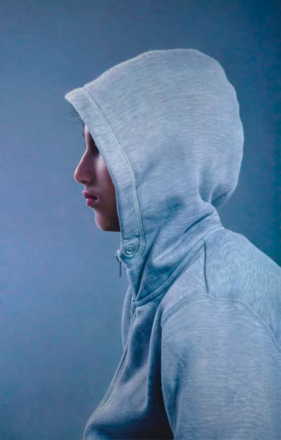 克雷格·怀利是一位英国当代画家，以兼具写实基础与观念意识的具象绘画而受到关注。他的作品多以人物为核心，画面往往处于现实与心理空间之间，带有一种安静却略显不安的氛围。怀利擅长运用克制的色彩、清晰而略带冷…