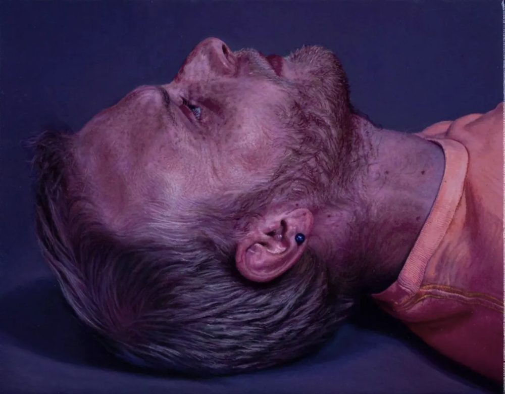 克雷格·怀利是一位英国当代画家，以兼具写实基础与观念意识的具象绘画而受到关注。他的作品多以人物为核心，画面往往处于现实与心理空间之间，带有一种安静却略显不安的氛围。怀利擅长运用克制的色彩、清晰而略带冷感的造型方式，以及经过精心安排的构图，使人物看似平静，却在姿态与目光中透露出内在张力。