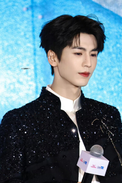 cr.Current丨张凌赫