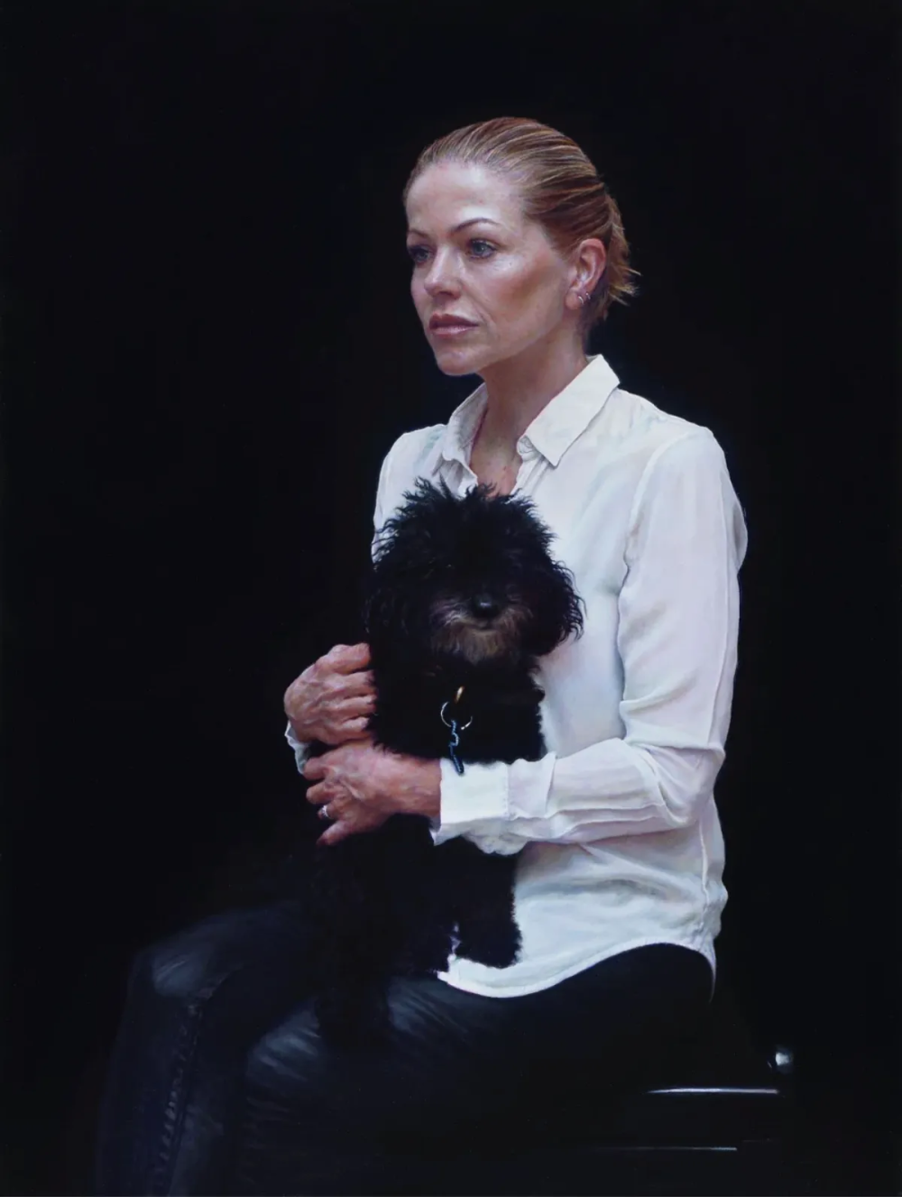 克雷格·怀利是一位英国当代画家，以兼具写实基础与观念意识的具象绘画而受到关注。他的作品多以人物为核心，画面往往处于现实与心理空间之间，带有一种安静却略显不安的氛围。怀利擅长运用克制的色彩、清晰而略带冷感的造型方式，以及经过精心安排的构图，使人物看似平静，却在姿态与目光中透露出内在张力。