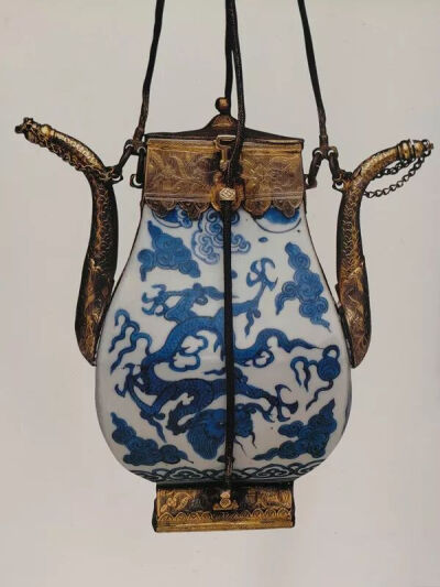 ▲ 16世纪的青花龙纹鼓腹方瓶被倒置后，添加上金属底座、流和盖，改造成双流水壶土耳其伊斯坦布尔 托普卡帕宫藏