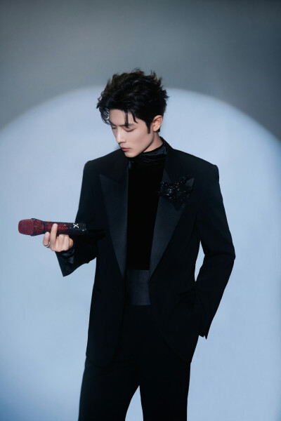 #东方卫视跨年# 以步履丈量星河，赴时光交接处。与@肖战 一起共迎新的年岁！新年快乐[抱一抱] ​​​