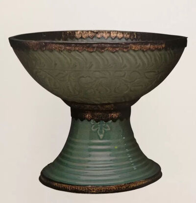 ▲ 14世纪上半叶的喇叭口瓶，瓶身倒置，上方接合青瓷碗，组合成一只高足碗土耳其伊斯坦布尔 托普卡帕宫藏