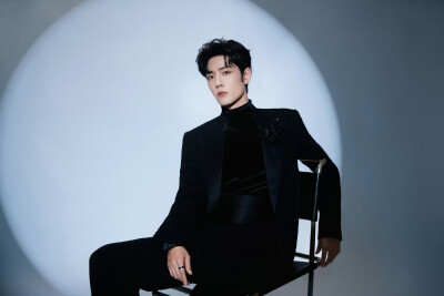 #东方卫视跨年# 以步履丈量星河，赴时光交接处。与@肖战 一起共迎新的年岁！新年快乐[抱一抱] ​​​