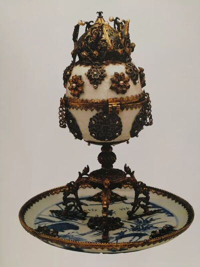 ▲ 16世纪下半叶的青花碟和两个18世纪的碗组合成的香薰，19世纪后配的金属盖顶镶嵌着珍珠和宝石土耳其伊斯坦布尔 托普卡帕宫藏