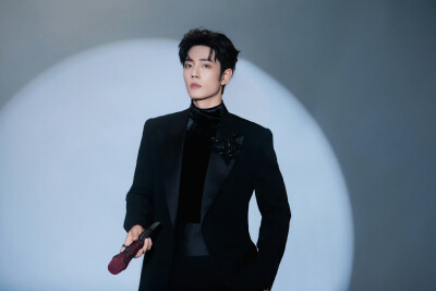 #东方卫视跨年# 以步履丈量星河，赴时光交接处。与@肖战 一起共迎新的年岁！新年快乐[抱一抱] ​​​