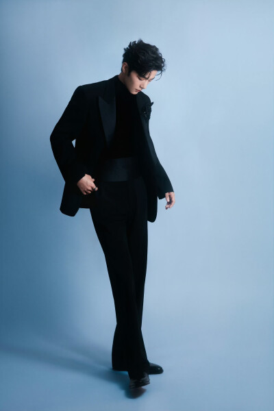 #东方卫视跨年# 以步履丈量星河，赴时光交接处。与@肖战 一起共迎新的年岁！新年快乐[抱一抱] ​​​