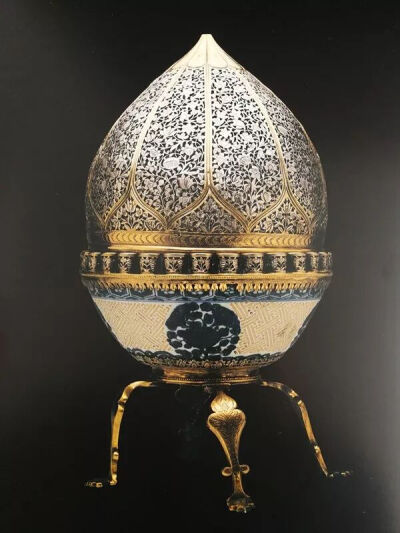 ▲ 景德镇窑青花镶银香薰，17世纪下半叶，尖圆顶形炉盖上镂刻着繁复的缠枝花卉纹土耳其伊斯坦布尔 托普卡帕宫藏 