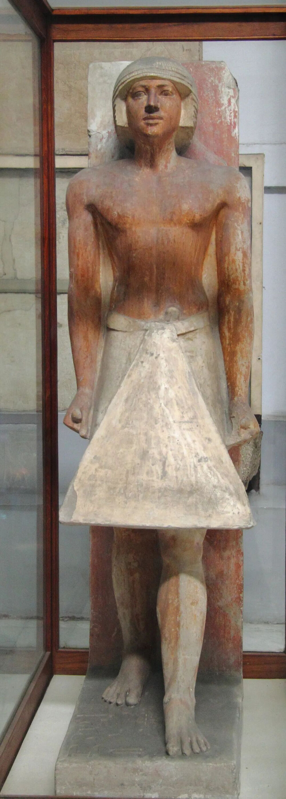 ▲ [古埃及] 《官员像》，公元前25世纪，陶土塑像埃及开罗 埃及博物馆藏