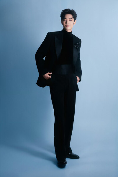 #东方卫视跨年# 以步履丈量星河，赴时光交接处。与@肖战 一起共迎新的年岁！新年快乐[抱一抱] ​​​