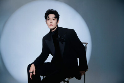 #东方卫视跨年# 以步履丈量星河，赴时光交接处。与@肖战 一起共迎新的年岁！新年快乐[抱一抱] ​​​