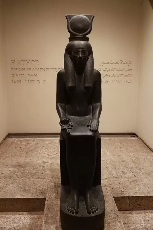 ▲ 爱神哈索尔雕像作于古埃及第十八王朝，约公元前14世纪现藏于埃及卢克索博物馆