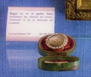 一枚1791年的戒指，戒指内嵌着朗巴勒公主和玛丽·安托瓦内特缠绕在一起的头发，玛丽在被囚禁期间一直将这枚戒指带在身边