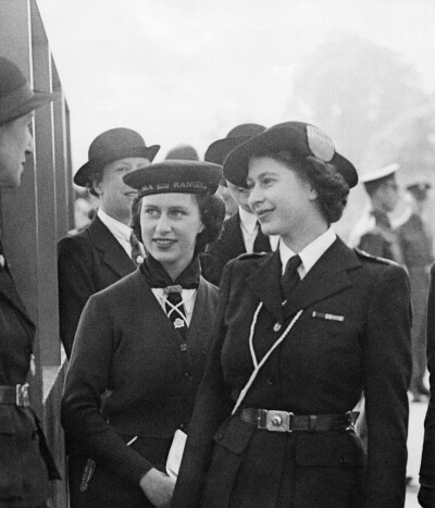 Her Majesty Queen Elizabeth II 和妹妹