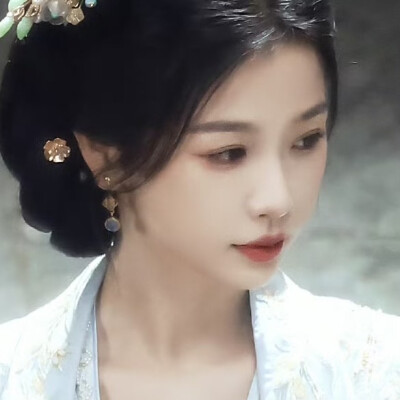 我现在禁止任何女生跟你聊天，因为你想，她的智商很高她的情商也很高她品味也很好，你通常都比较单纯，假如你要没谈过恋爱的话你跟她讲几句话她这个人又很神秘，两三天你直接就爱上她了，那我怎么办，我到时候怎么办