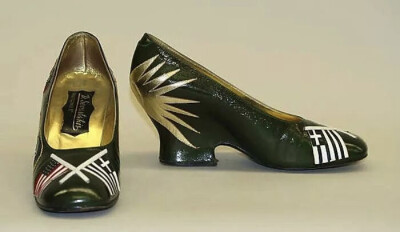 1967年生产的希腊裔美国国旗泵。设计师不详。