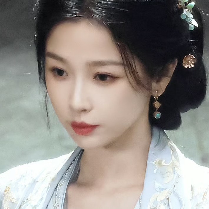 我现在禁止任何女生跟你聊天，因为你想，她的智商很高她的情商也很高她品味也很好，你通常都比较单纯，假如你要没谈过恋爱的话你跟她讲几句话她这个人又很神秘，两三天你直接就爱上她了，那我怎么办，我到时候怎么办