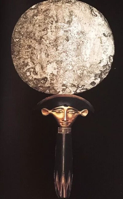 ▲ 赛特哈索尔尤内特公主的生命宝鉴材质：白银、黄金、黑曜石，高28厘米作于古埃及第十二王朝，约公元前19世纪现藏于埃及开罗国家博物馆