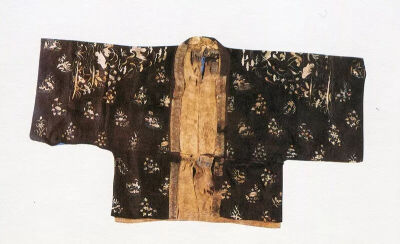 元代  棕色罗刺绣花鸟纹夹衫  内蒙古自治区博物馆藏