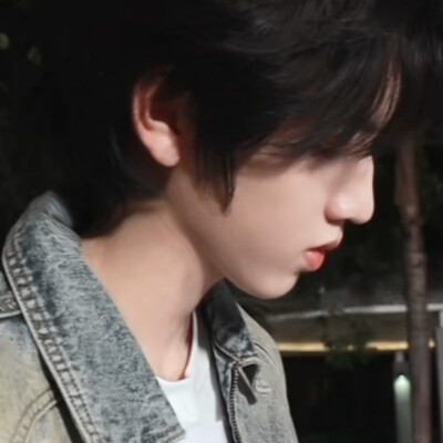 你爱她全世界盛夏都飘着雪