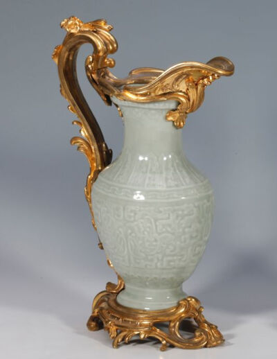 清乾隆  豆青釉暗刻蕉叶饕餮纹扁瓶（镶铜鎏金执柄）观复博物馆藏