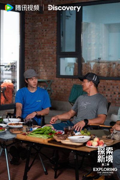 探索新境：
#探索新境2收官# 干攀、烧烤、和多位攀岩教练畅聊攀岩这项运动带给大家不同的触动，今天中午11：00，和@UNIQ-王一博 一起度过攀岩畅聊时光~