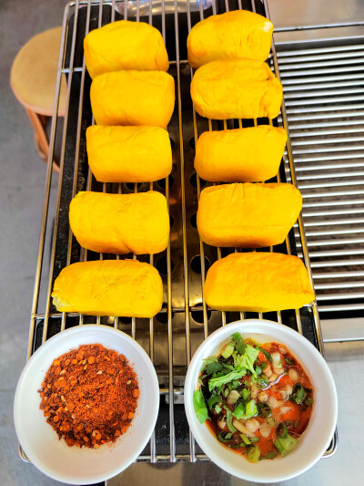 #宣威菜 #昆明宣威菜 新年来吃余味乡宣威菜的东站店，这是余味乡的新店，环境比老店更具有浓郁的乡野特色，20个人的大包房大气上档次，适合年底的大家庭、小单位聚餐。
他们家的特色依旧是三年老火腿、宣威小炒肉、…