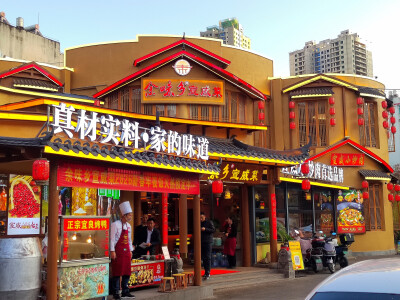 #宣威菜 #昆明宣威菜 新年来吃余味乡宣威菜的东站店，这是余味乡的新店，环境比老店更具有浓郁的乡野特色，20个人的大包房大气上档次，适合年底的大家庭、小单位聚餐。
他们家的特色依旧是三年老火腿、宣威小炒肉、…