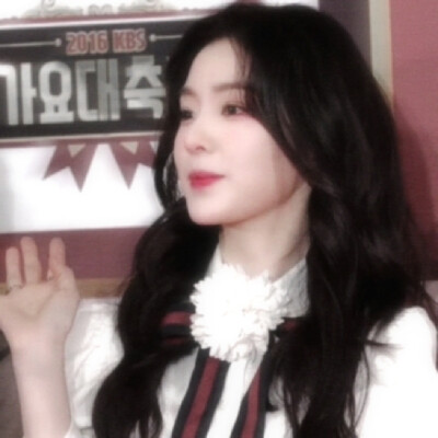 @WrenTing: 好想拿红线在我们俩之间系一个死结，你会挣扎吗？会惊讶吗？会气急败坏还是笑眯眯牵住另一边说绑得太紧了，要不要靠近点呢？