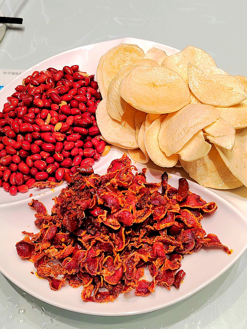 #宣威菜 #昆明宣威菜 新年来吃余味乡宣威菜的东站店，这是余味乡的新店，环境比老店更具有浓郁的乡野特色，20个人的大包房大气上档次，适合年底的大家庭、小单位聚餐。
他们家的特色依旧是三年老火腿、宣威小炒肉、酸菜红豆黑皮子汤，一大桌子才500多元，人均在50多点，性价比极高，值得推荐。
还尝了几个新菜，有一个火腿丁炒苦瓜，红绿相配、荤素搭配，火腿之香与苦瓜结合在一起，味道很奇妙。
