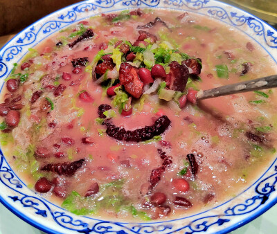 #宣威菜 #昆明宣威菜 新年来吃余味乡宣威菜的东站店，这是余味乡的新店，环境比老店更具有浓郁的乡野特色，20个人的大包房大气上档次，适合年底的大家庭、小单位聚餐。
他们家的特色依旧是三年老火腿、宣威小炒肉、…