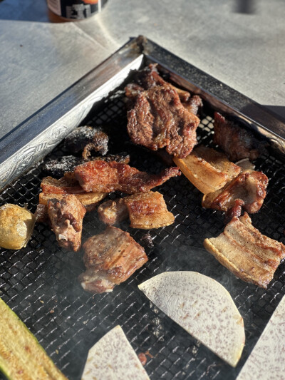 小伙伴特别邀请一年一度杀猪菜
天光吃到天黑从杀死猪猪到吃掉猪猪不超过两小时超级新鲜超级原味的烤猪猪
吃到翻白眼然后再吃席
大理的南涧山头冬樱飞舞小狗跳跃
江山辽阔绝美我大中华