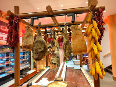 #宣威菜 #昆明宣威菜 新年来吃余味乡宣威菜的东站店，这是余味乡的新店，环境比老店更具有浓郁的乡野特色，20个人的大包房大气上档次，适合年底的大家庭、小单位聚餐。
他们家的特色依旧是三年老火腿、宣威小炒肉、…