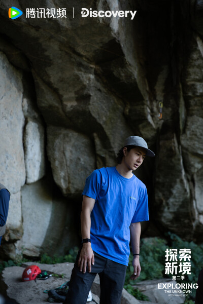 探索新境：
#王一博探索新境2今日收官# #探索新境2收官# 北京白河攀岩结束后，@UNIQ-王一博 来到@周鹏-jiniao 家中，一起畅谈对于攀岩给彼此带来的乐趣与影响，还在家中体验了干攀～#探索新境# 第二季的旅程即将结束…